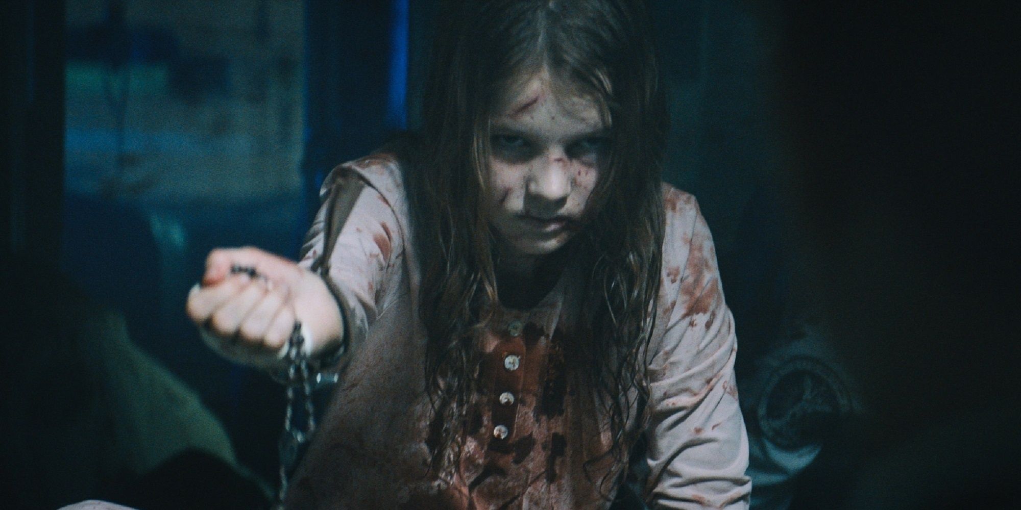 '악마의 먹이'에서 묵주를 들고 피에 멍이 든 어린 소녀.