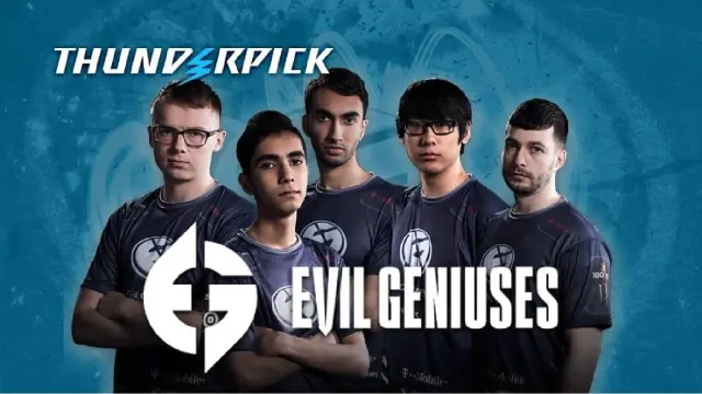 남색 유니폼을 입고 파란색 배경 앞에 서 있는 Evil Geniuses의 Counter-Strike 팀. 