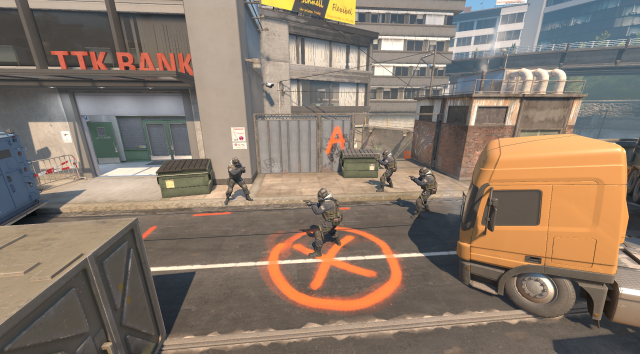 CS2의 고가도로 A 폭탄 현장에서 찍은 스크린샷으로, 권총을 들고 있는 4명의 대테러리스트가 등장합니다.